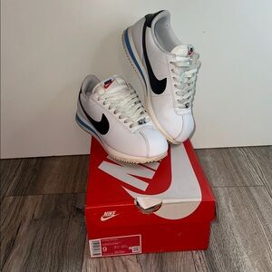 Nike White and Black Classic Sneakers